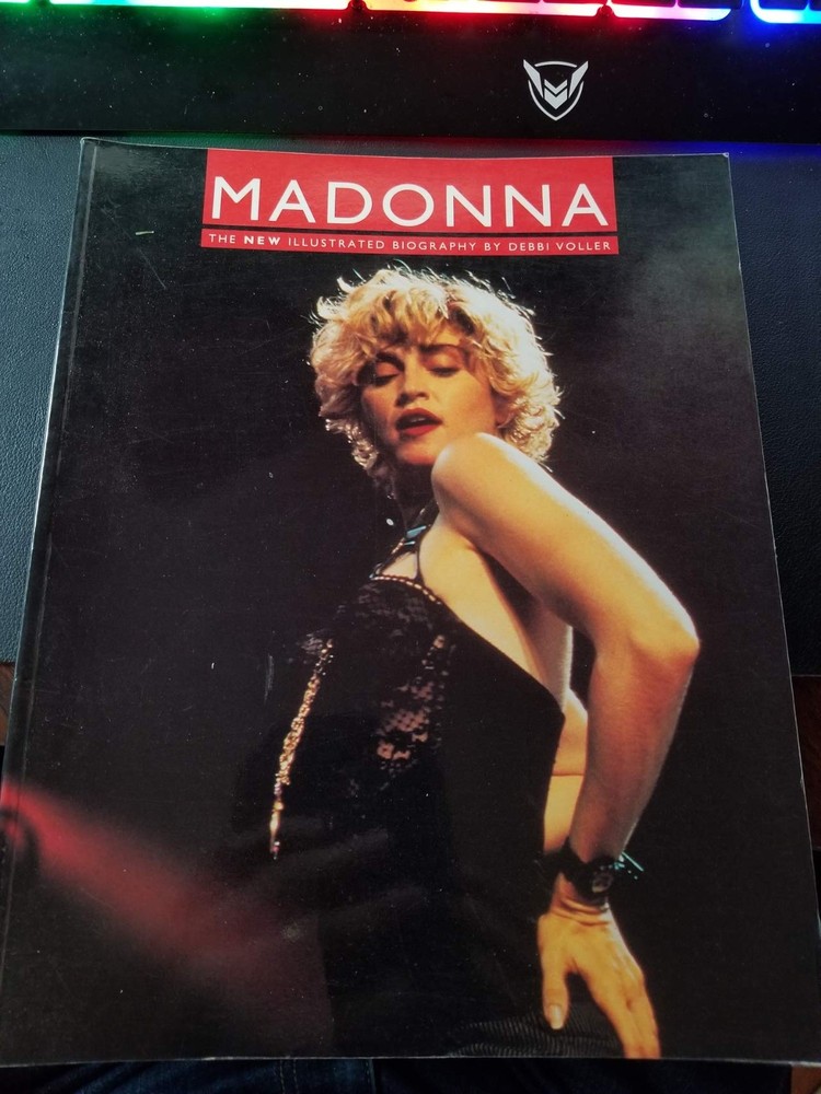 Madonna: The New Illustrated Biography – paperback Voller, Debbi