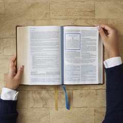Enduring Word Study Bible: Pastoral Commentary from Every Chapter of the…