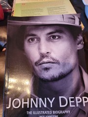 JOHNNY DEPP: THE ILLUSTRATED BIOGRAPHY By Nick Johnstone (jan 06)