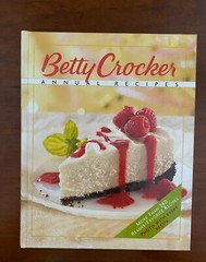 Betty Crocker Annual Recipes — 2005 Cookbook — 240+ RECIPES / 297 PAGES