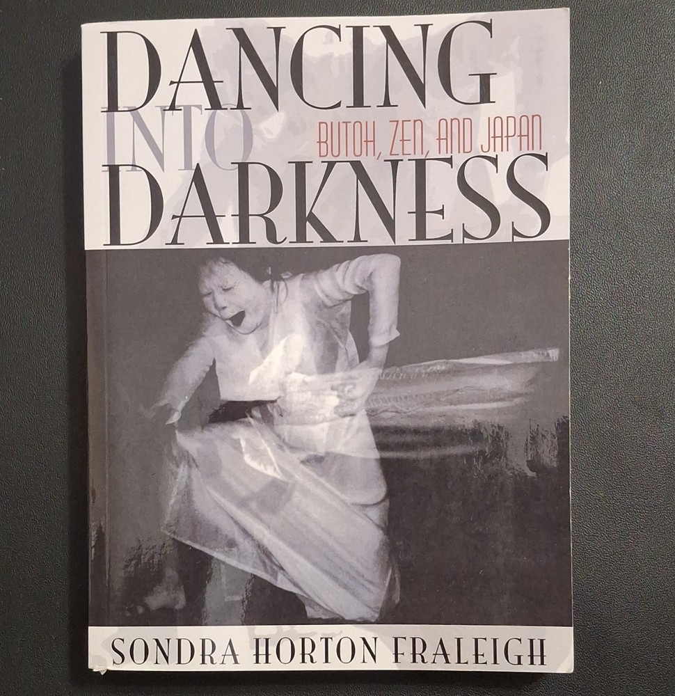 Dancing Into Darkness: Butoh, Zen, and Japan Paperback Sondra H. Fraleigh