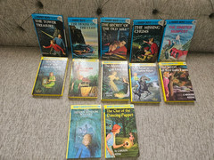 Mixed Lot of 12 Nancy Drew and Hardy Boys Books – Hardcover (good)