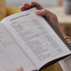KJV Holy Bible: Compact Bible with 43,000 Center-Column Cross References, Black