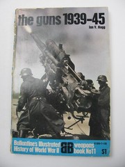 THE GUNS 1939-45 by Ian V. Hogg Ballantine WWII Weapons #11 1971 Paperback PB